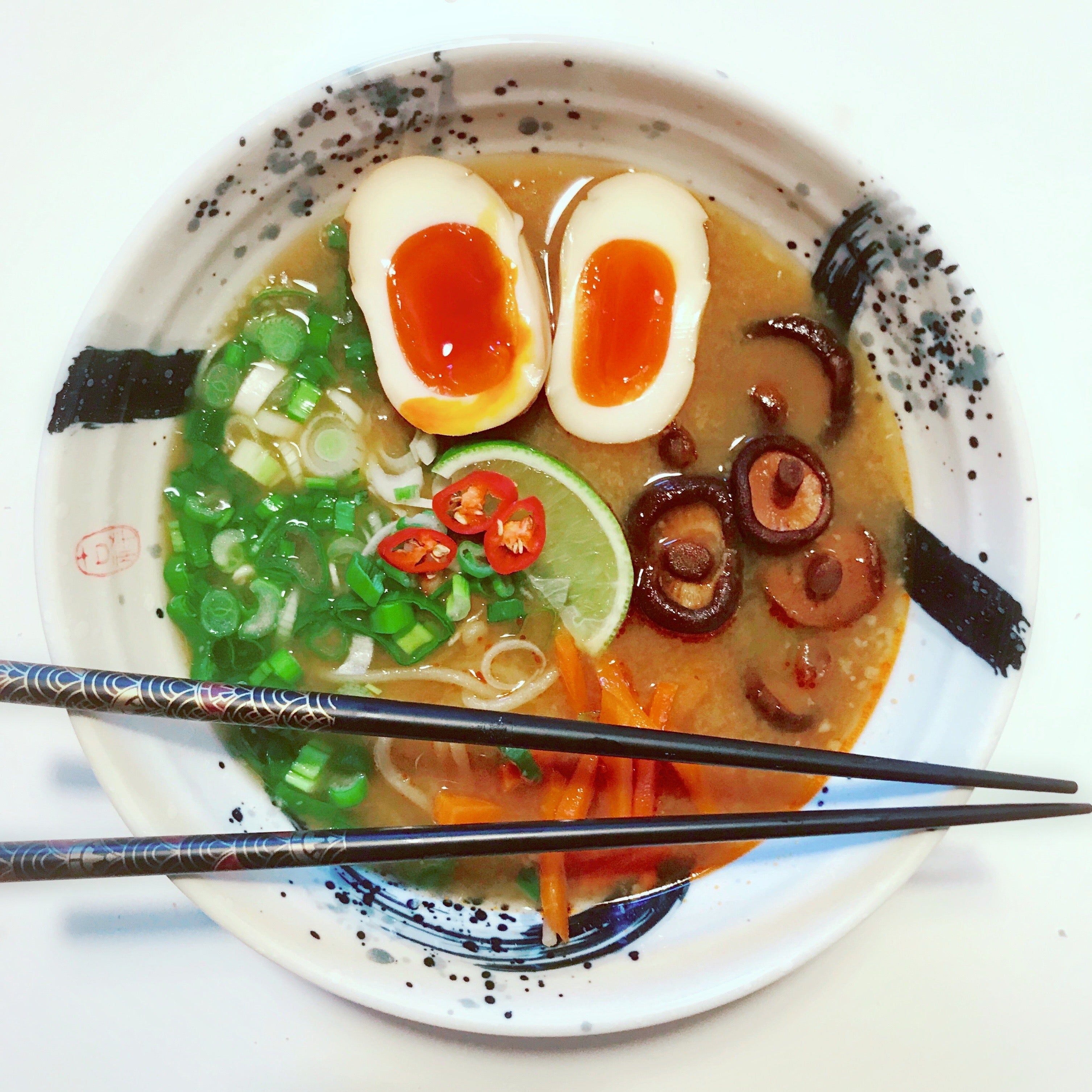 Vegetarische Miso Ramen Suppe mit 7 Toppings » REZEPT